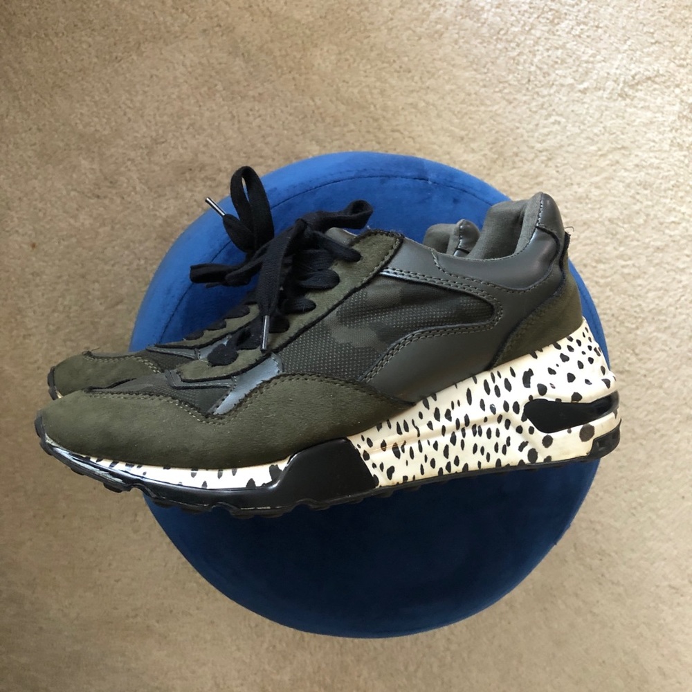 Steve Madden Bena camo chunky wedge sneaker with spotted b&w bottom sz 7